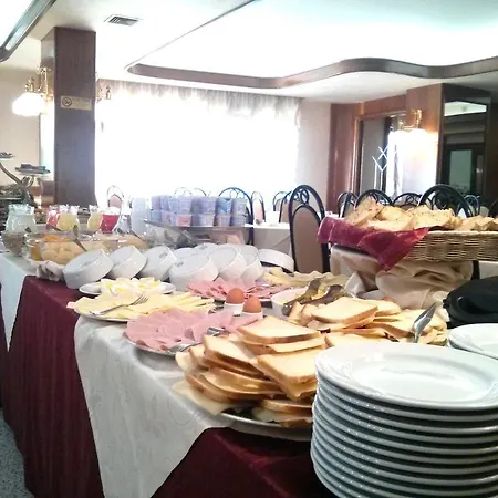 Grand Delle Rocche فندق روكّا دي ميتْسو