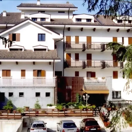 فندق Grand Delle Rocche روكّا دي ميتْسو