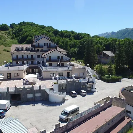 Grand Delle Rocche Отель Рокка-ди-Меццо