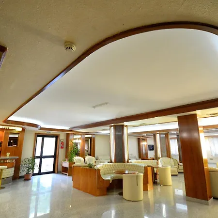 Отель Grand Delle Rocche