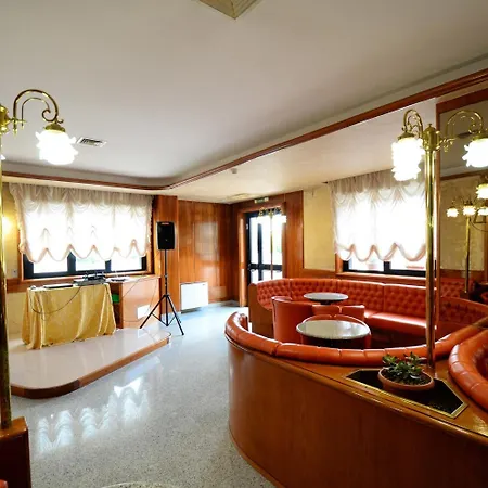 فندق Grand Delle Rocche روكّا دي ميتْسو