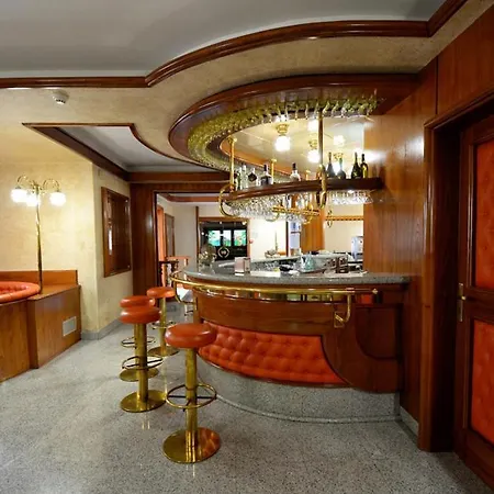 Отель Grand Delle Rocche Рокка-ди-Меццо