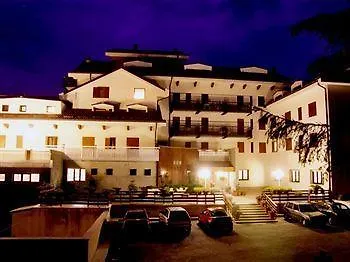 فندق Grand Delle Rocche روكّا دي ميتْسو