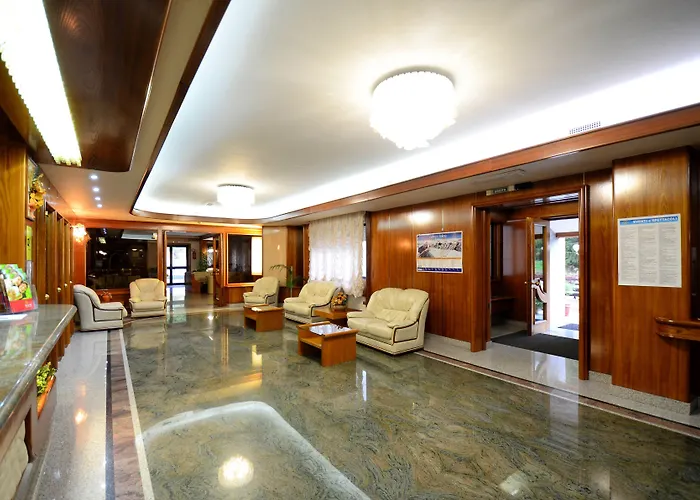 Отель Grand Delle Rocche Рокка-ди-Меццо