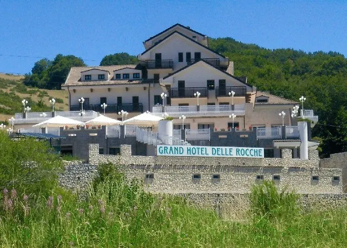 Отель Grand Delle Rocche Рокка-ди-Меццо