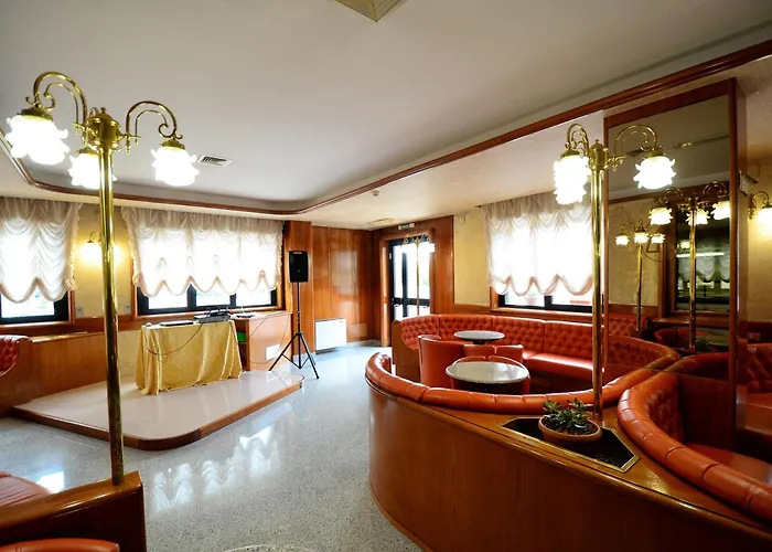 Отель Grand Delle Rocche Рокка-ди-Меццо